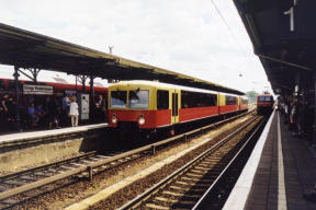 Die Panorama-S-Bahn auf Gleis 2 in KW