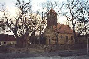 Die Miersdorfer Kirche und links am Rand die Heimatstube